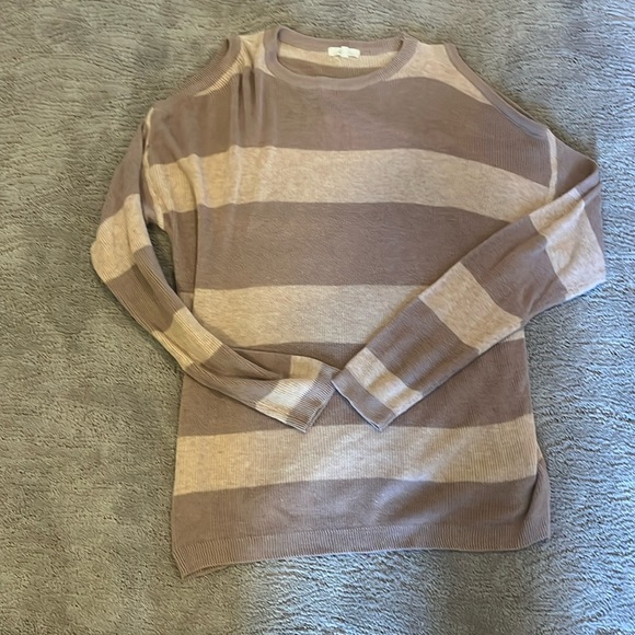 Women’s cold shoulder sweater. - Picture 1 of 5